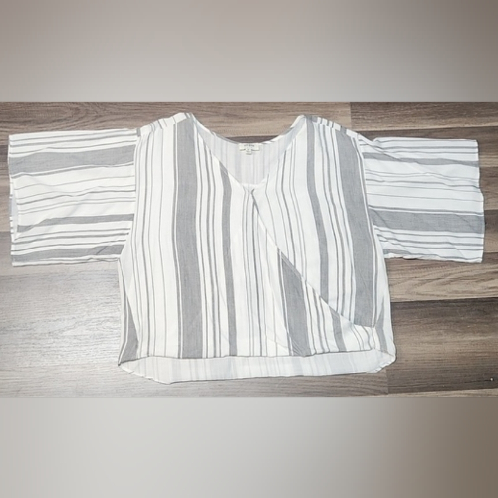 Umgee. Butterfly sleeve gray&white top. Size M. High Low Waist.  Crossover fron